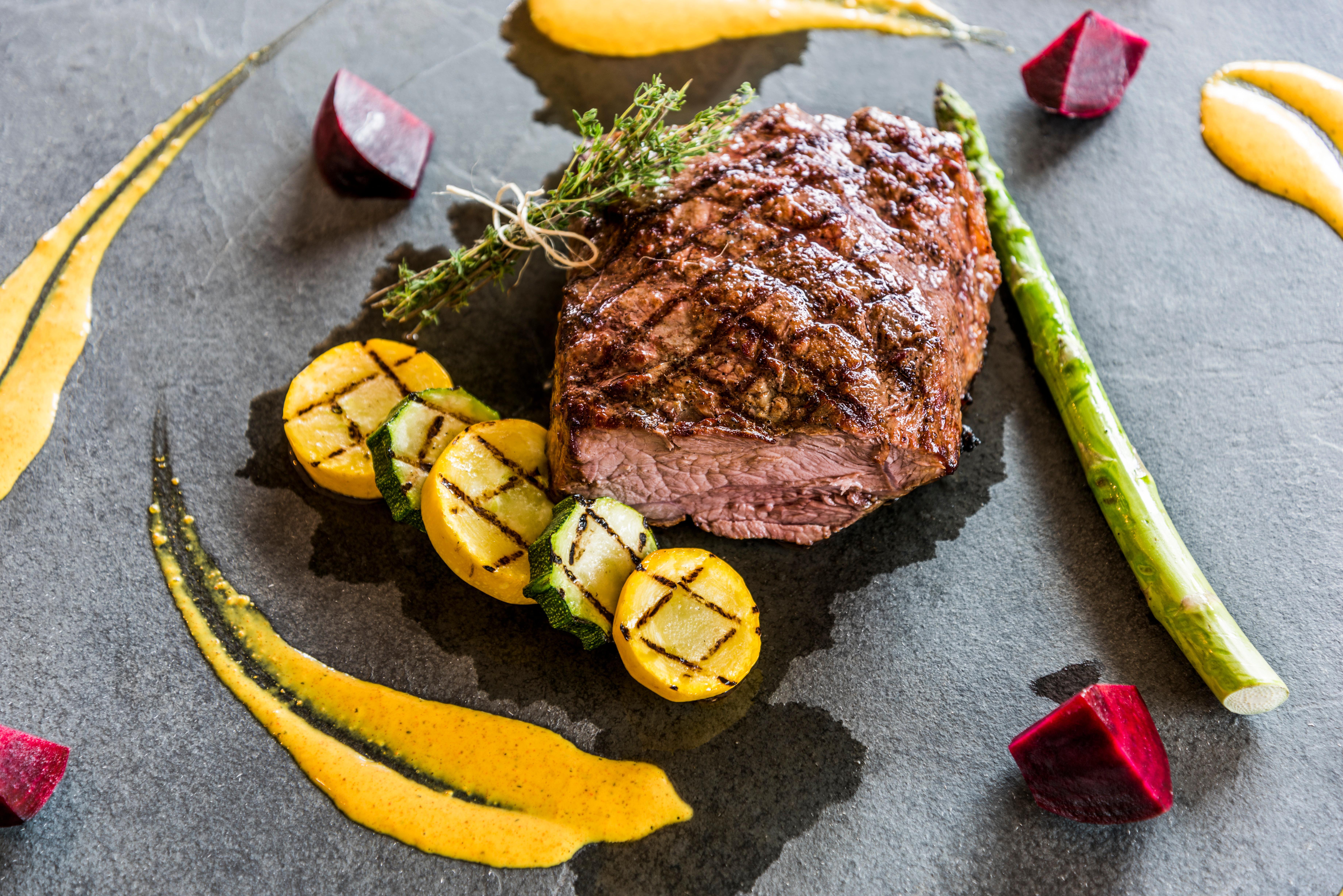 Holiday Inn Cucuta By Ihg Dış mekan fotoğraf A steak prepared with vegetables