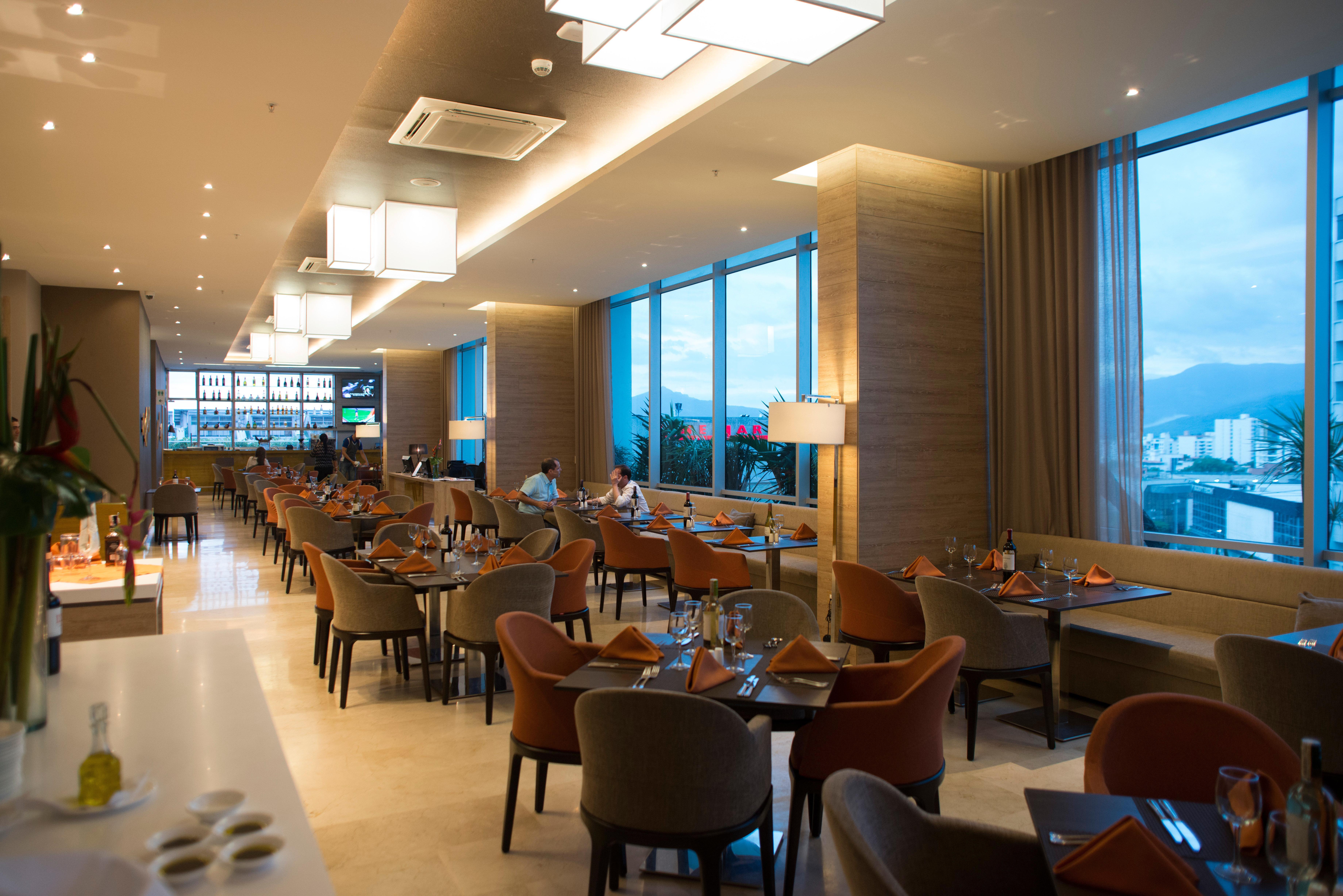Holiday Inn Cucuta By Ihg Dış mekan fotoğraf The Club Lounge at Hong Kong International Airport