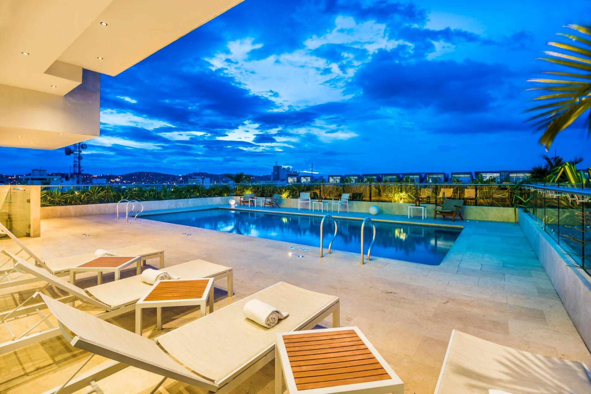 Holiday Inn Cucuta By Ihg Dış mekan fotoğraf Rooftop pool at the hotel